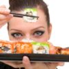 embarazada comiendo sushi