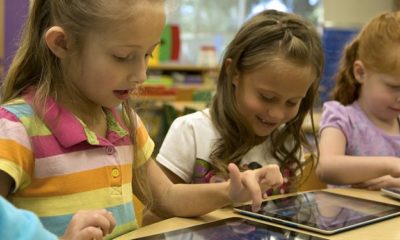 niños usando un ipad