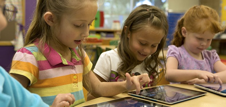 niños usando un ipad