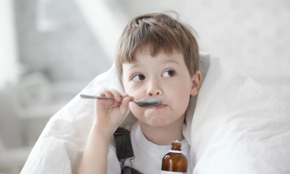 niño tomando jarabe