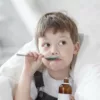 niño tomando jarabe