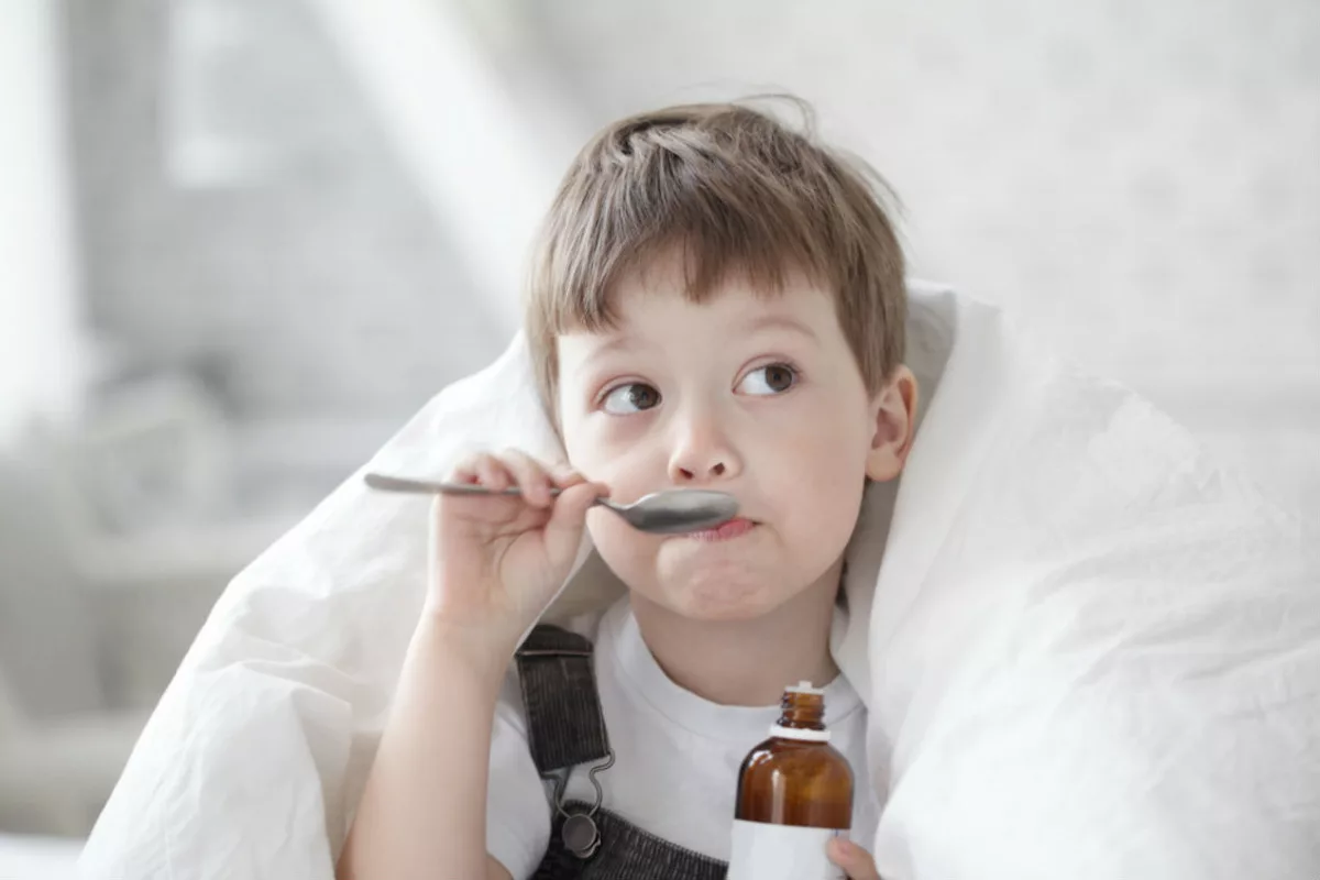 niño tomando jarabe