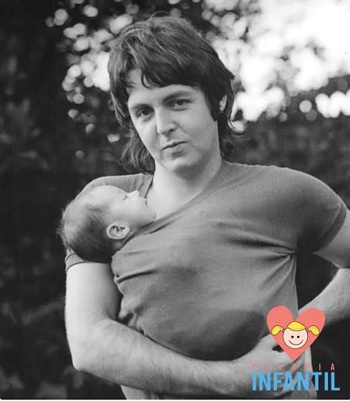 Paul McCartney porteando bebe