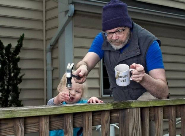 niña trabajando con papá