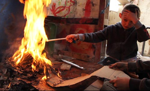 niño jugando con fuego