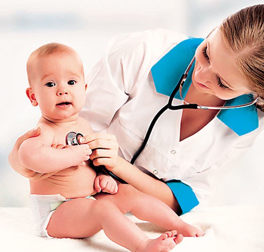 pediatra atendiendo a una niña