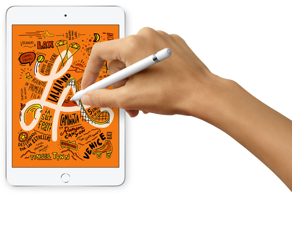 mano dibujando en el ipad mini