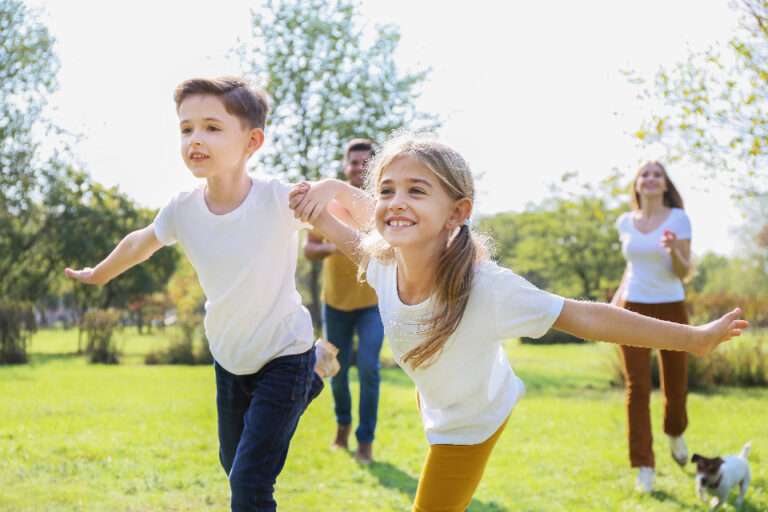 Niños corriendo y jugando juntos en un parque